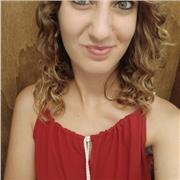 Studentessa universitaria impartisce lezioni di italiano a studenti di scuola primaria e secondaria di primo grado